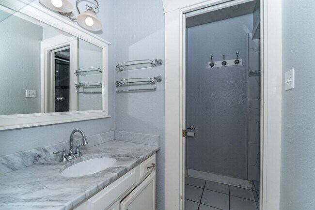 Building Photo - Alamo Heights Cottage