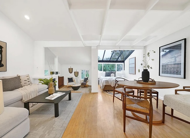 Building Photo - Cool Sunset Beach pad Only 5 min Walk from...