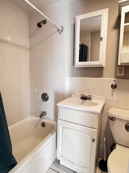 Building Photo - 9 School St