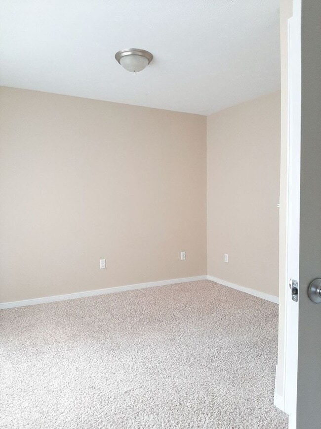 Building Photo - 2 Bed/1.5 Bath Townhouse with Garage - 8/5/2026