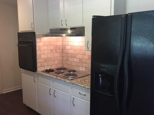 Building Photo - Coming Soon! 3 bedroom in the heart of Sou...