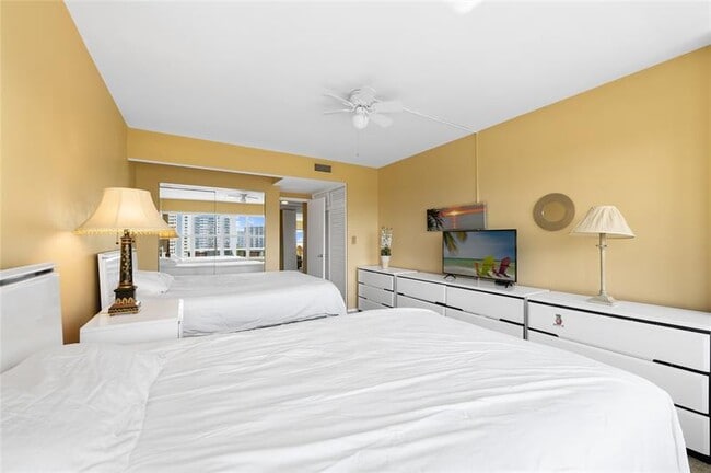 Building Photo - 3700 Galt Ocean Dr