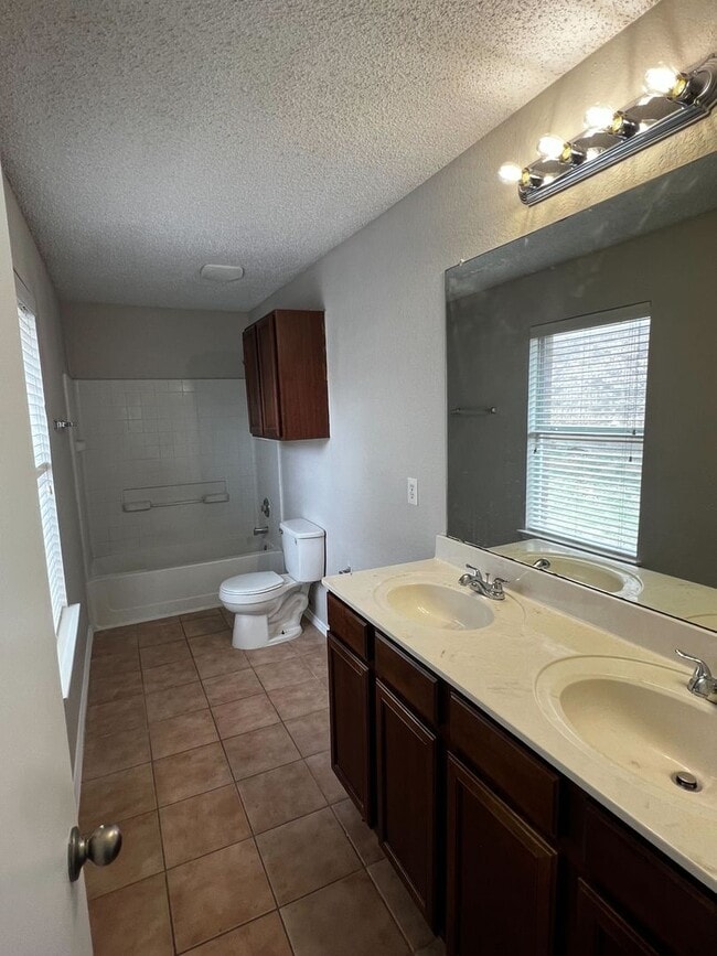 Building Photo - 1601 Hedgewood Trail