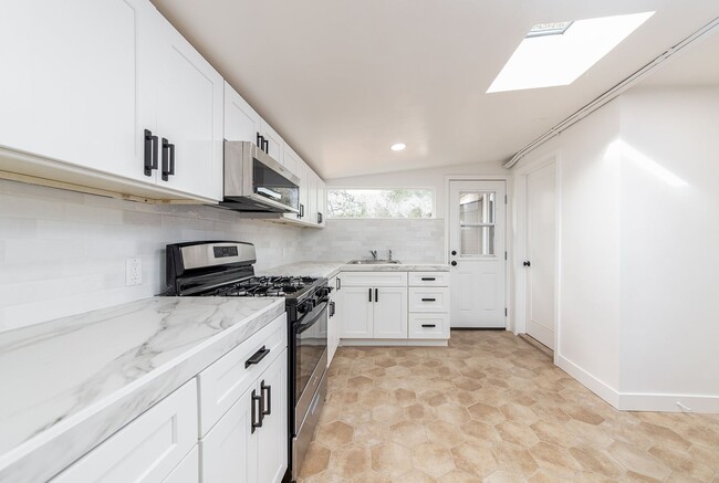 Building Photo - Beautiful Remodeled 1 Bedroom!