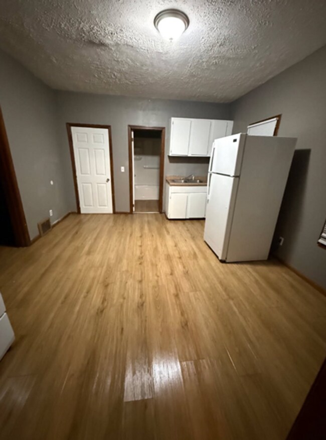 Building Photo - 3483 W 63rd St