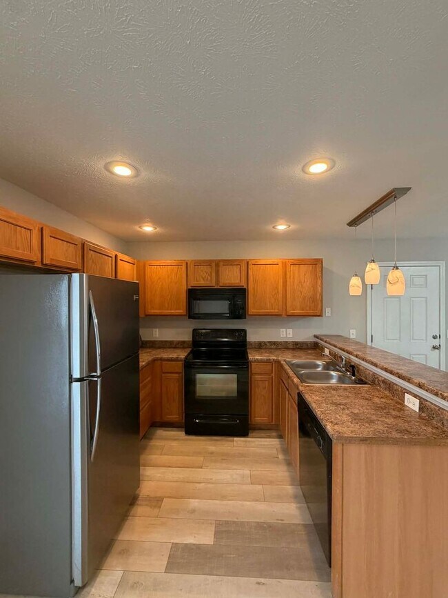 Building Photo - BEAUTIFUL 3 BEDROOM / 2 BATHROOM HOUSE IN JOPLIN MO- 2 CAR GARAGE!!