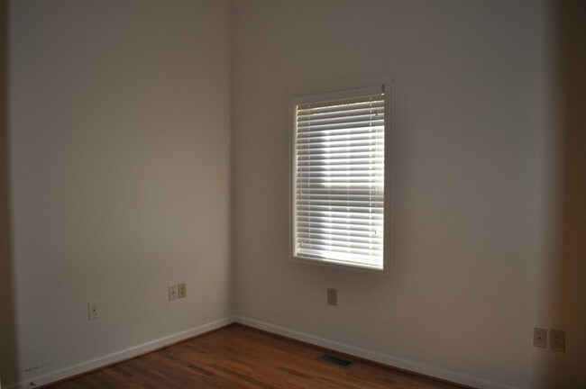 Building Photo - Apartment For Lease!!