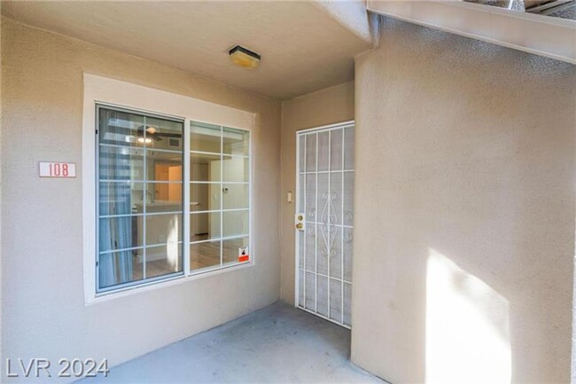 Primary Photo - Remodeled Downstairs 2-Bedroom / 2-Bathroo...