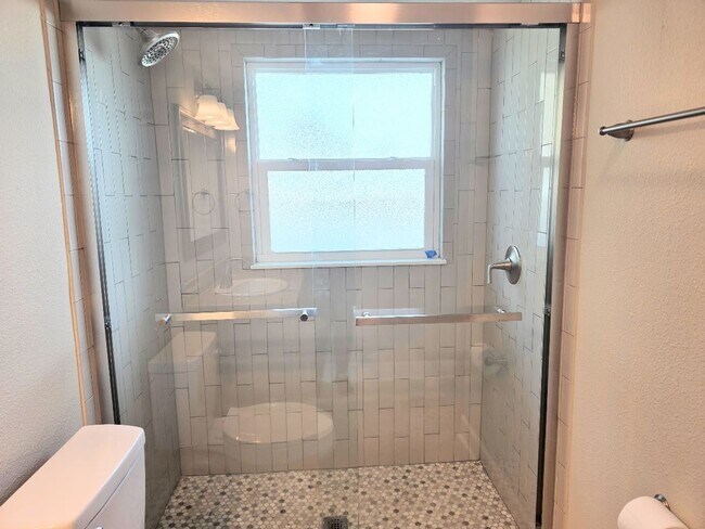 Building Photo - Beautiful 2-bedroom, 2-bath waterfront villa