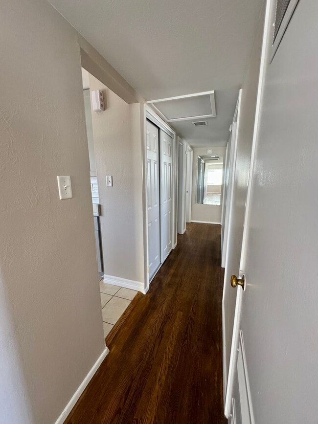 Building Photo - Updated 3 bedroom Centrally Located