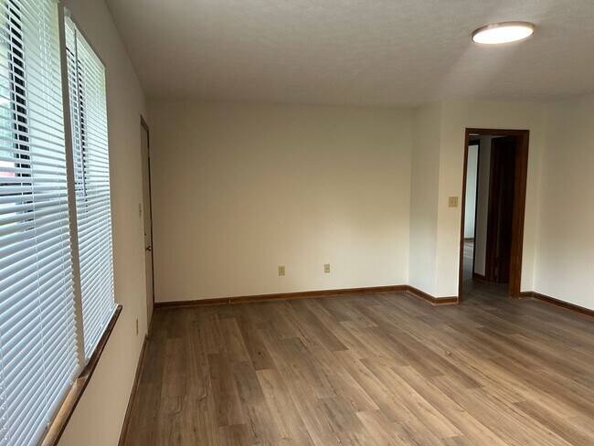 Building Photo - 109/111 Deer Creek Ct