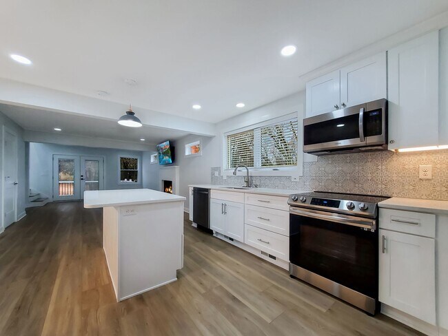 Building Photo - Minutes from Downtown Greenville in a Beautifully Remodeled Custom Home!
