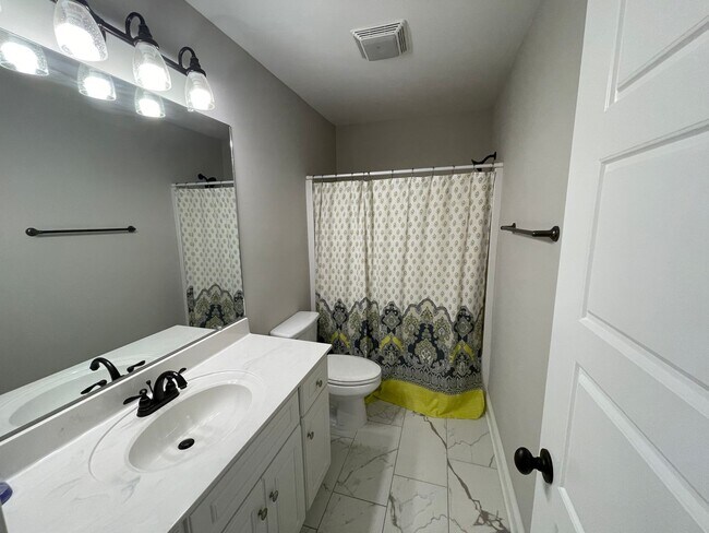 Building Photo - Amazing 5 Bedroom Craftsman-Style Home in Martinez!