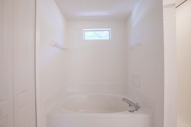 Building Photo - Great Rental in The Valley!