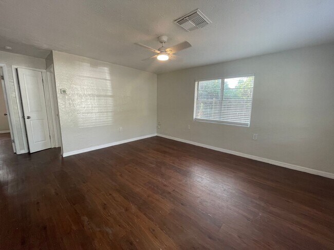 Building Photo - 3 BED/1 BATH, AVAILABLE NOW!