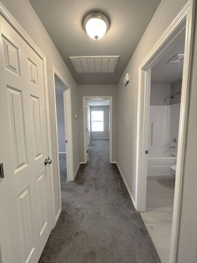 Building Photo - 3/2 in Hickory Creek!