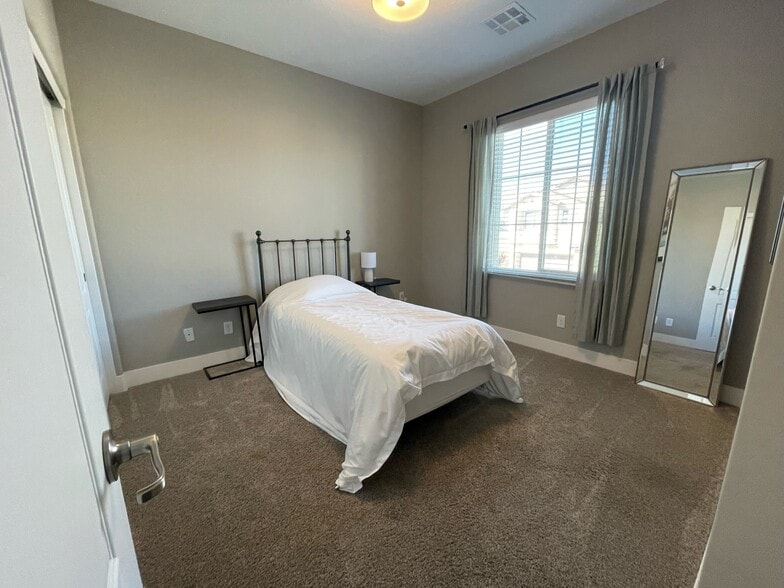 bedroom 3 - 10647 Marble Arch St
