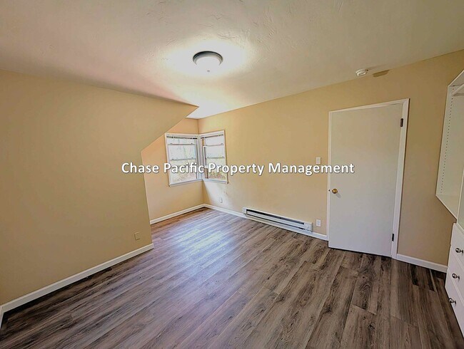 Building Photo - One bed one bath downstairs apartment