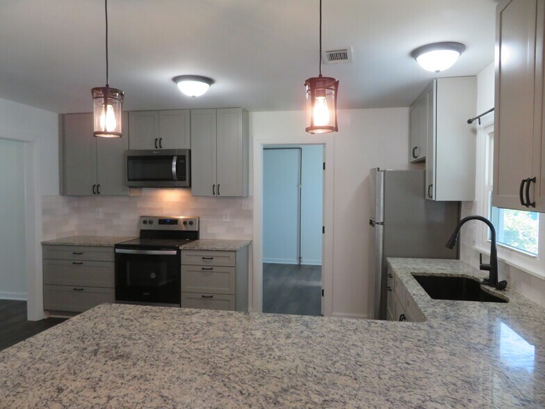 Building Photo - 7895 Pavilion Dr