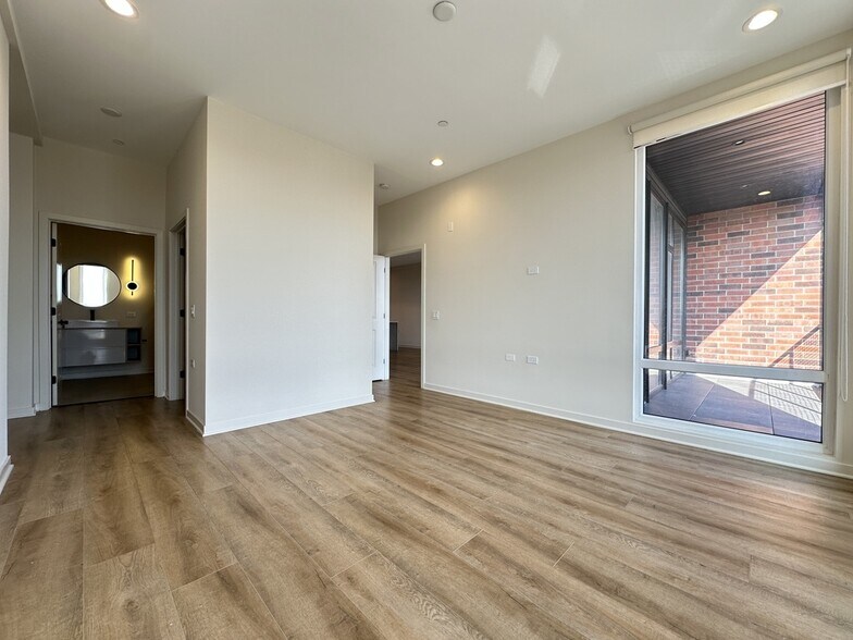 Building Photo - 6340 W Belmont Ave