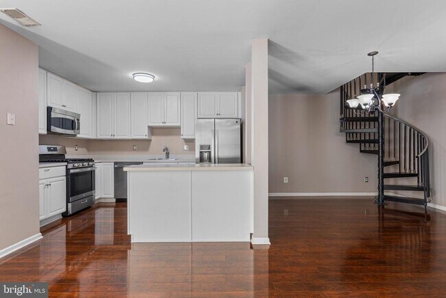 Building Photo - 312 River Birch Cir