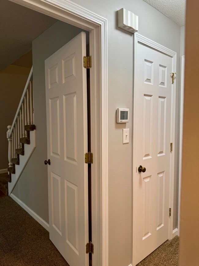 Building Photo - Exit 8! Rossview School. 4 Bed/2 Bath over 1700 Sq.ft!