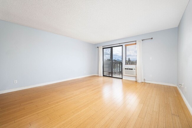 Building Photo - Corner unit with views!