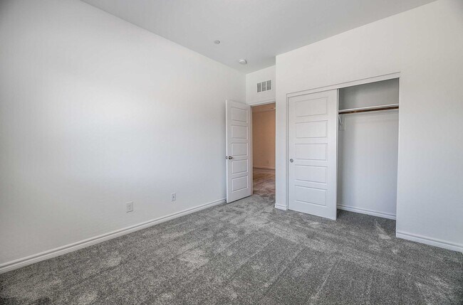 Building Photo - Modern Gated Townhome with Spacious Open Layout & Designer Kitchen!