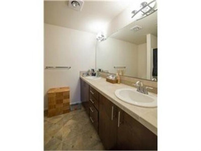 Building Photo - 15720 Manor Way