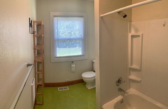 Building Photo - BENS01