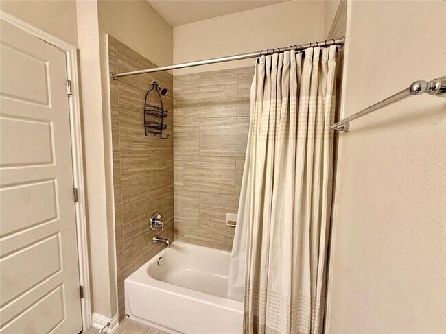 Building Photo - 6814 E Riverside Dr