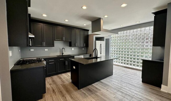 Primary Photo - 2 bedroom in Chicago IL 60610