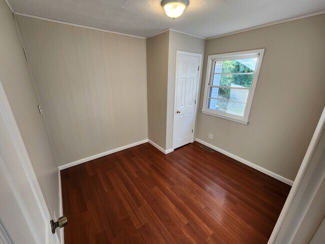 Building Photo - Spacious 3-Bedroom, 1-Bathroom Home AVAILABLE NOW!!