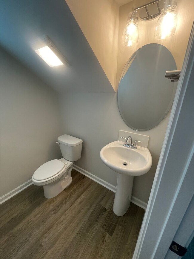 Building Photo - 3 BR Home in River Oaks!