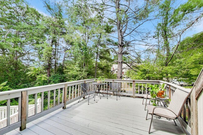 Building Photo - 2bd/2.5ba hideaway in the heart of Reston - incredible location $2750+util.