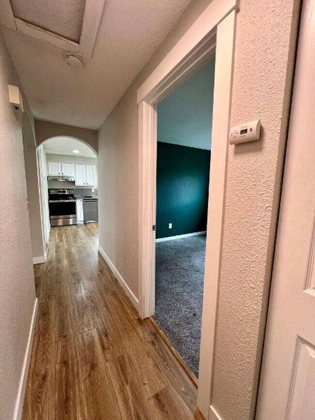 Building Photo - Pet Friendly 3BD Rambler