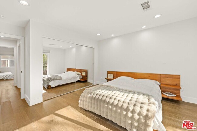 Building Photo - 11642 Acama St