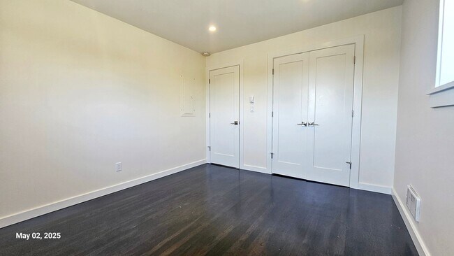 Building Photo - 3 Bed, 2 Bath Apartment Newly Remodel in P...