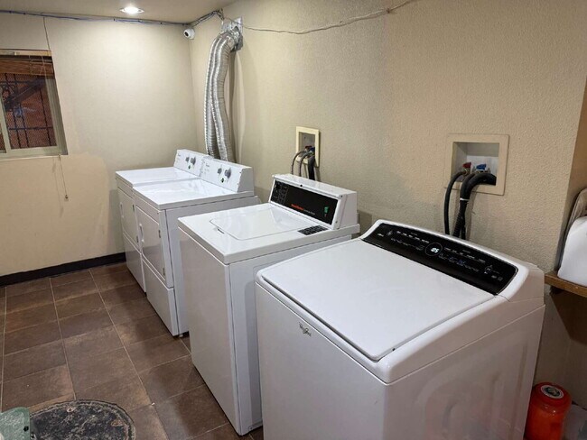 Building Photo - July Availability! Wonderful 1 Bed Condo i...