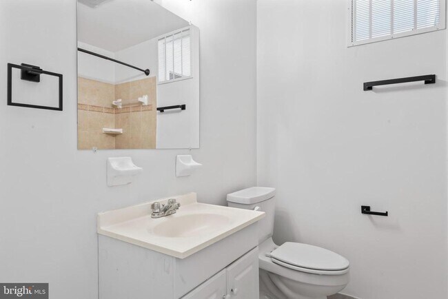 Building Photo - 2521 Fairhill Dr