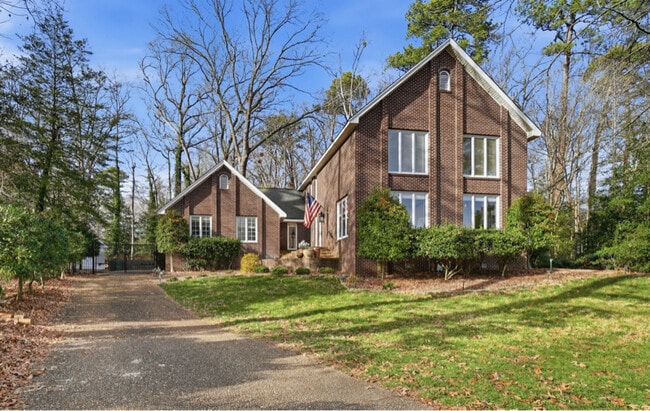 Building Photo - 63 Queens Ct