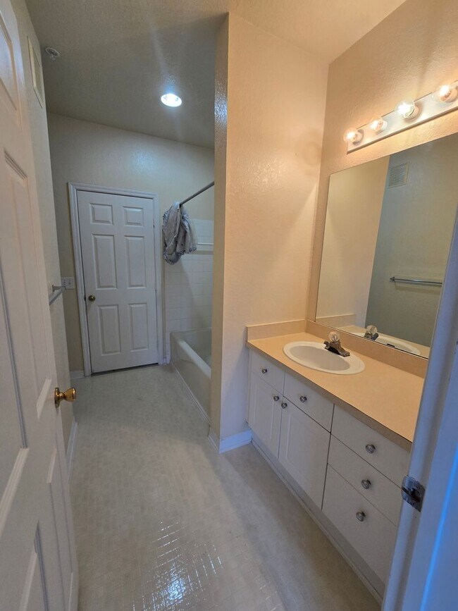 Building Photo - 2 bedroom, 2 bath For Rent Tampa Palms Area!