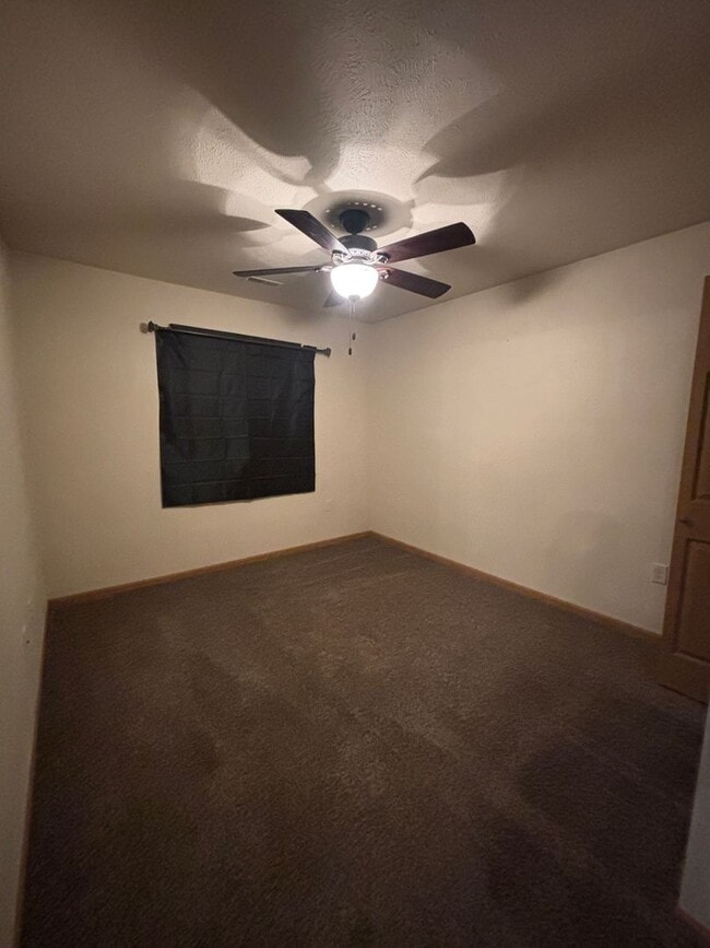 Building Photo - For Rent – 3 Bedroom | 1 Bathroom | Fully Fenced Yard