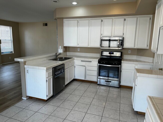 Building Photo - Beautiful Orangecrest Rental – Move-In Ready!