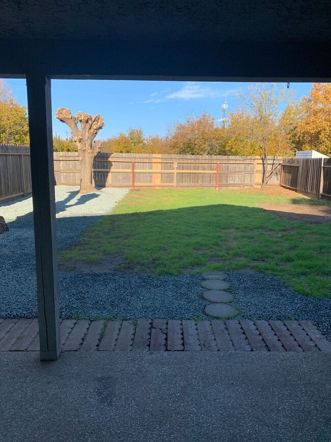 Building Photo - Recently-remodeled 3 bed 2 bath