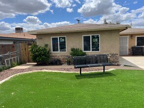 Building Photo - Cute AdU