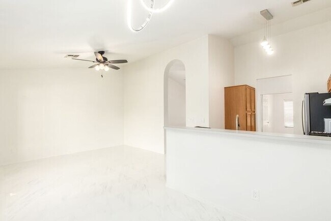 Building Photo - 1225 E Artesian Way