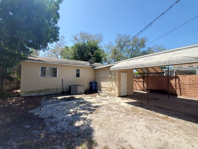 Building Photo - Two Bedroom House with carport