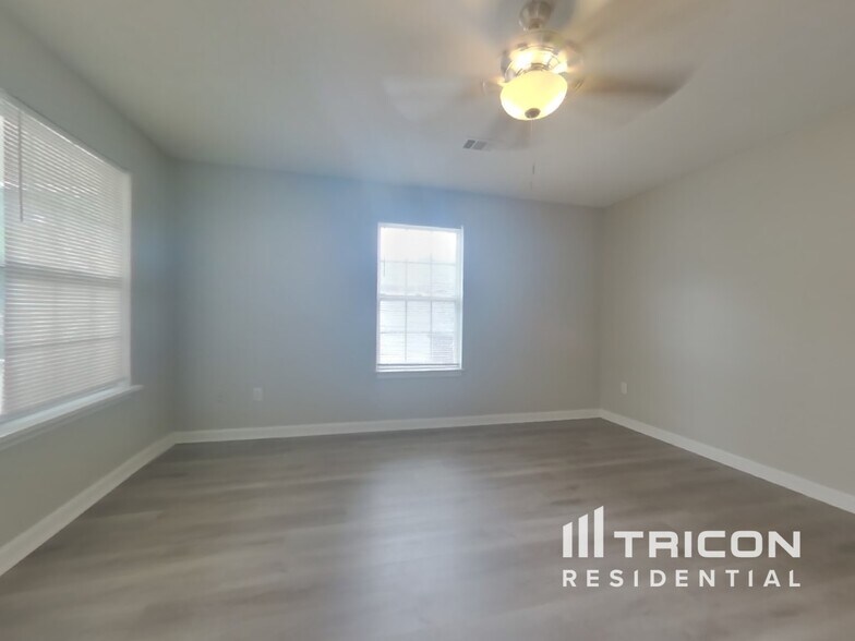 Building Photo - 5665 Chrys St