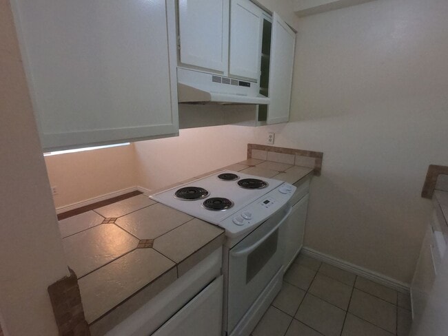 Building Photo - Cool Garden level unit, affordable utilities-only pay electric!
